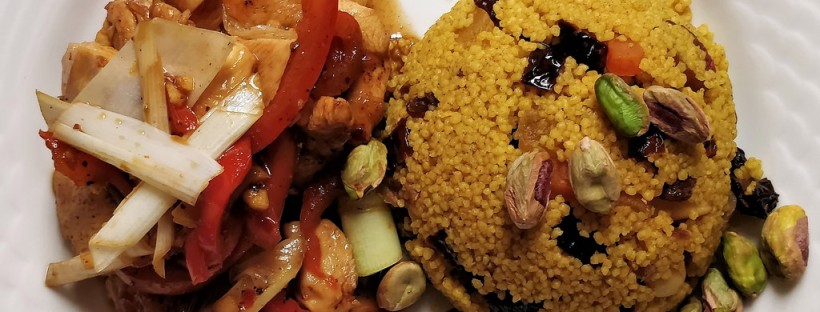Marokkanischer Couscous mit scharfen Hühnerstreifen