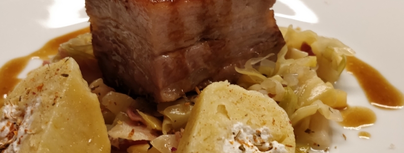 Schweinsbraten sous vide mit Spitzkraut und Ziegenkäse-Kartoffelknödel