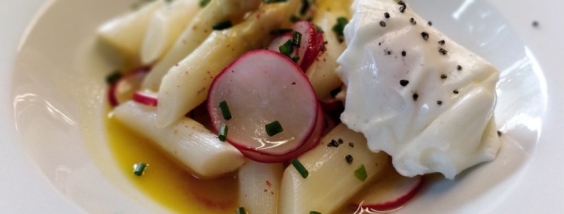 Lauwarmer Spargel-Radieschen-Salat mit pochiertem Ei