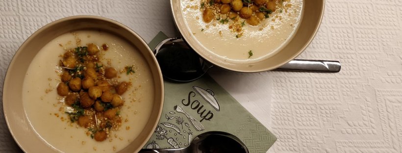 Sellerie-Kokos-Suppe mit ofengerösteten Kichererbsen