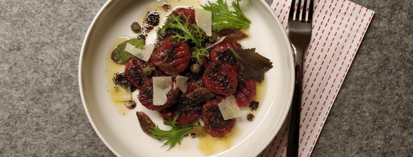 Rote-Rüben-Gnocchi mit Mohnbutter, Kapern und Parmesan